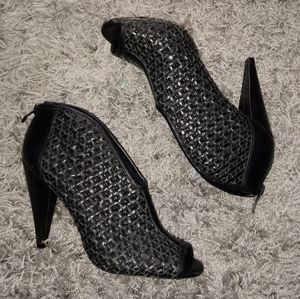 VINCE CAMUTO Peep Toe Heels